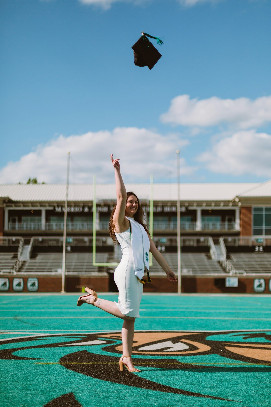 a-woman-in-a-white-dress-is-flying-a-kite-4piz-okzgvi